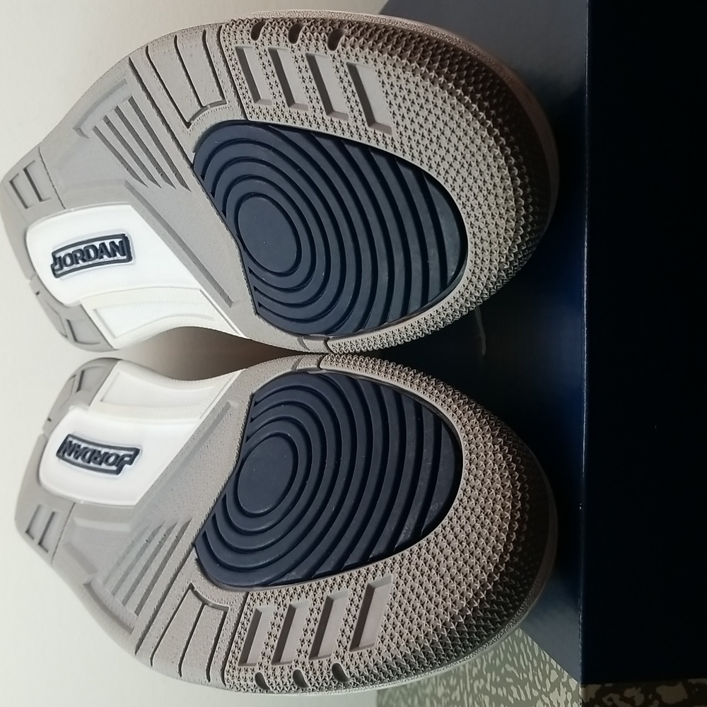 PER-OWNED WITH OG BOX!! Air Jordan 3 Retro "Georgetown" - Picture 4 of 9